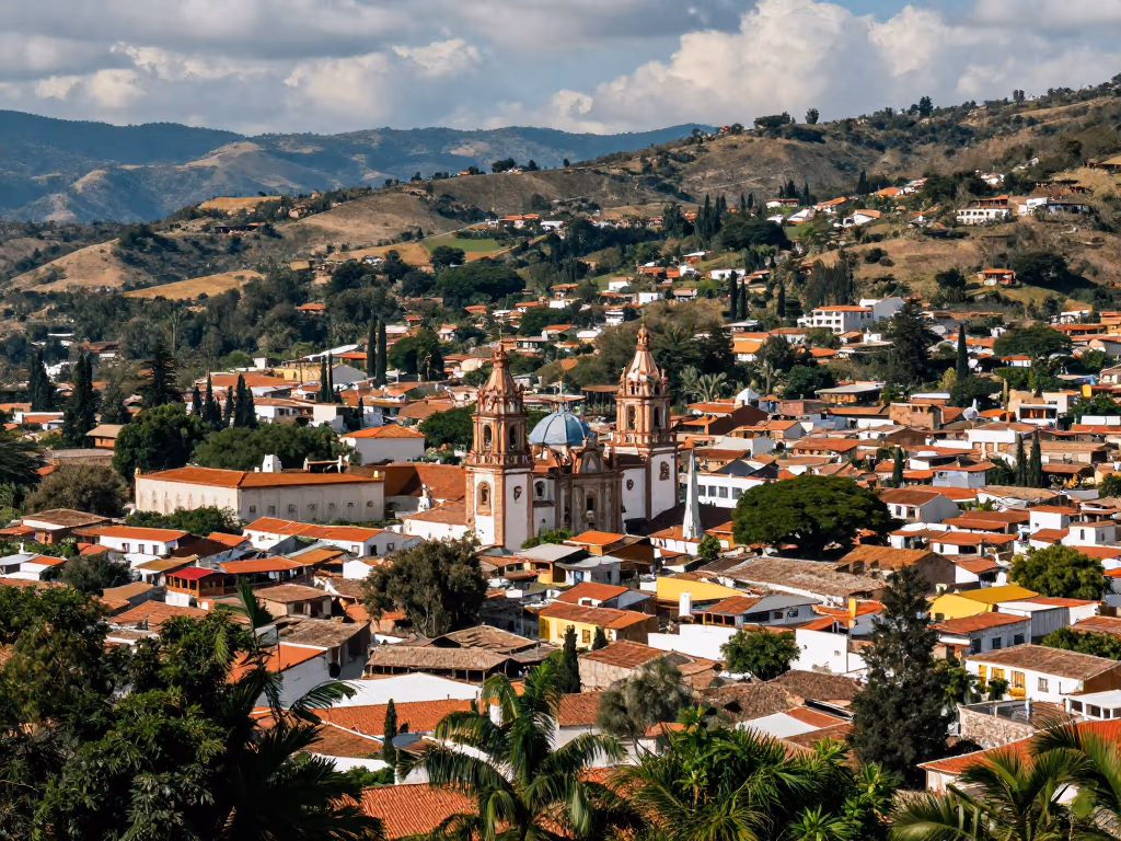 Vista panorámica del pueblo de Zozocolco de Hidalgo, con sus pintorescas casas y frondosos alrededores.