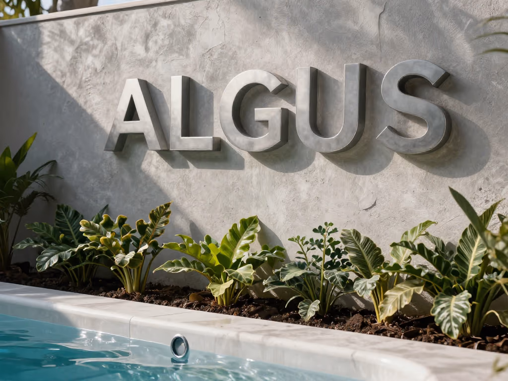 Primer plano de algas creciendo en la pared de una alberca